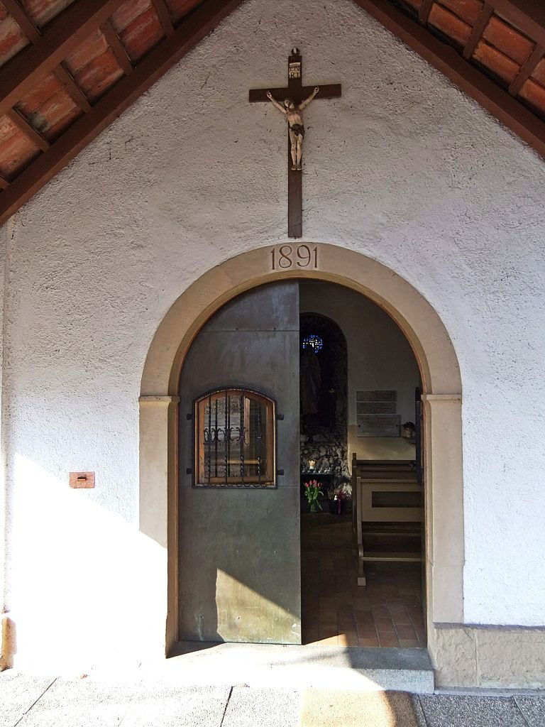 Datei:Waldkapelle Rettigheim Eingangsbereich.JPG