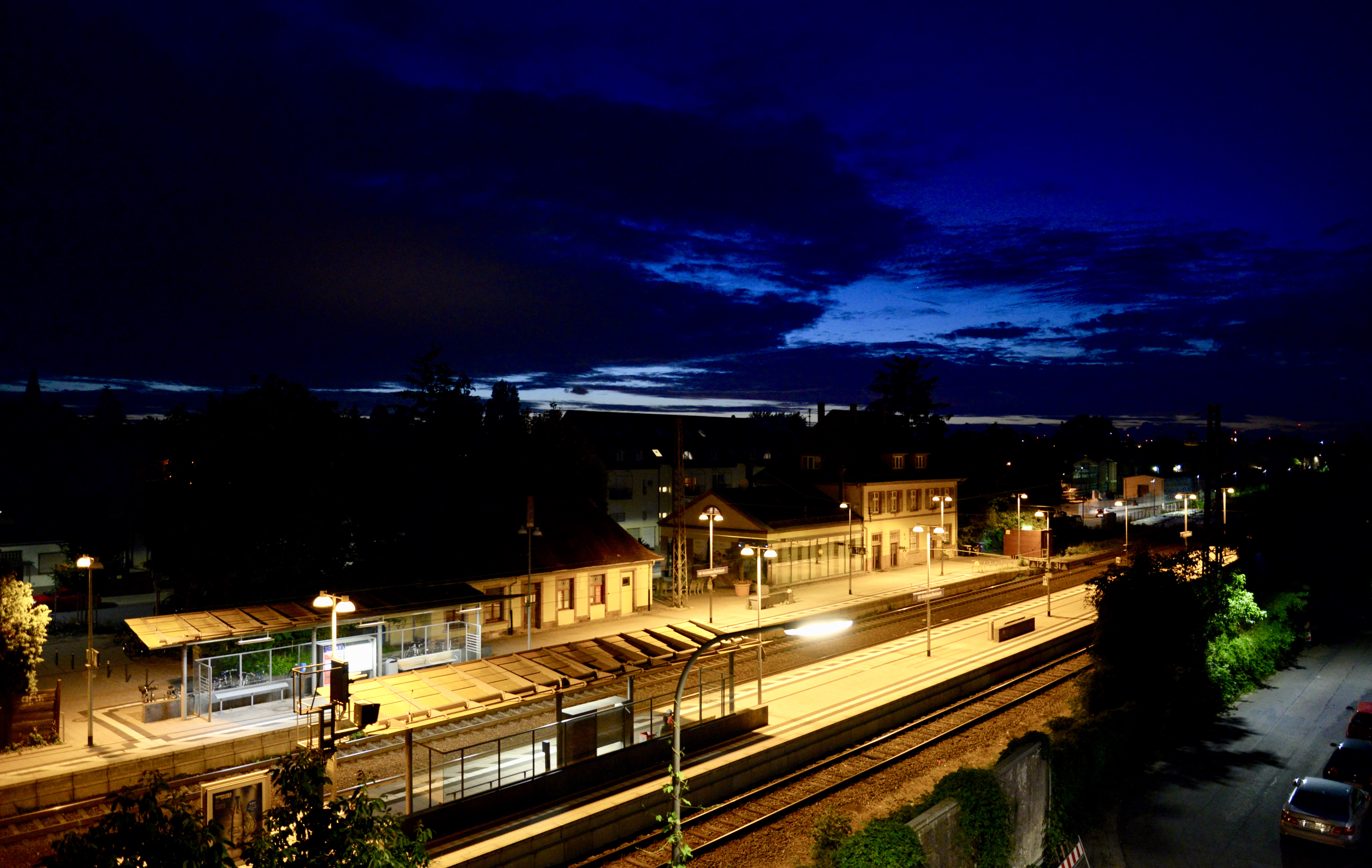 Datei:Bahnhof Kirchheim bei Nacht.jpg