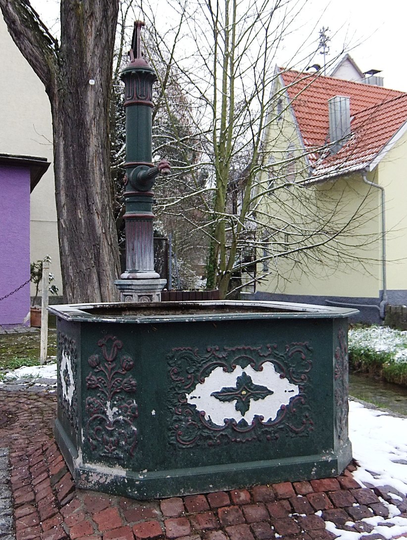 Datei:Baiertal Brunnen Schatthauser Straße.JPG