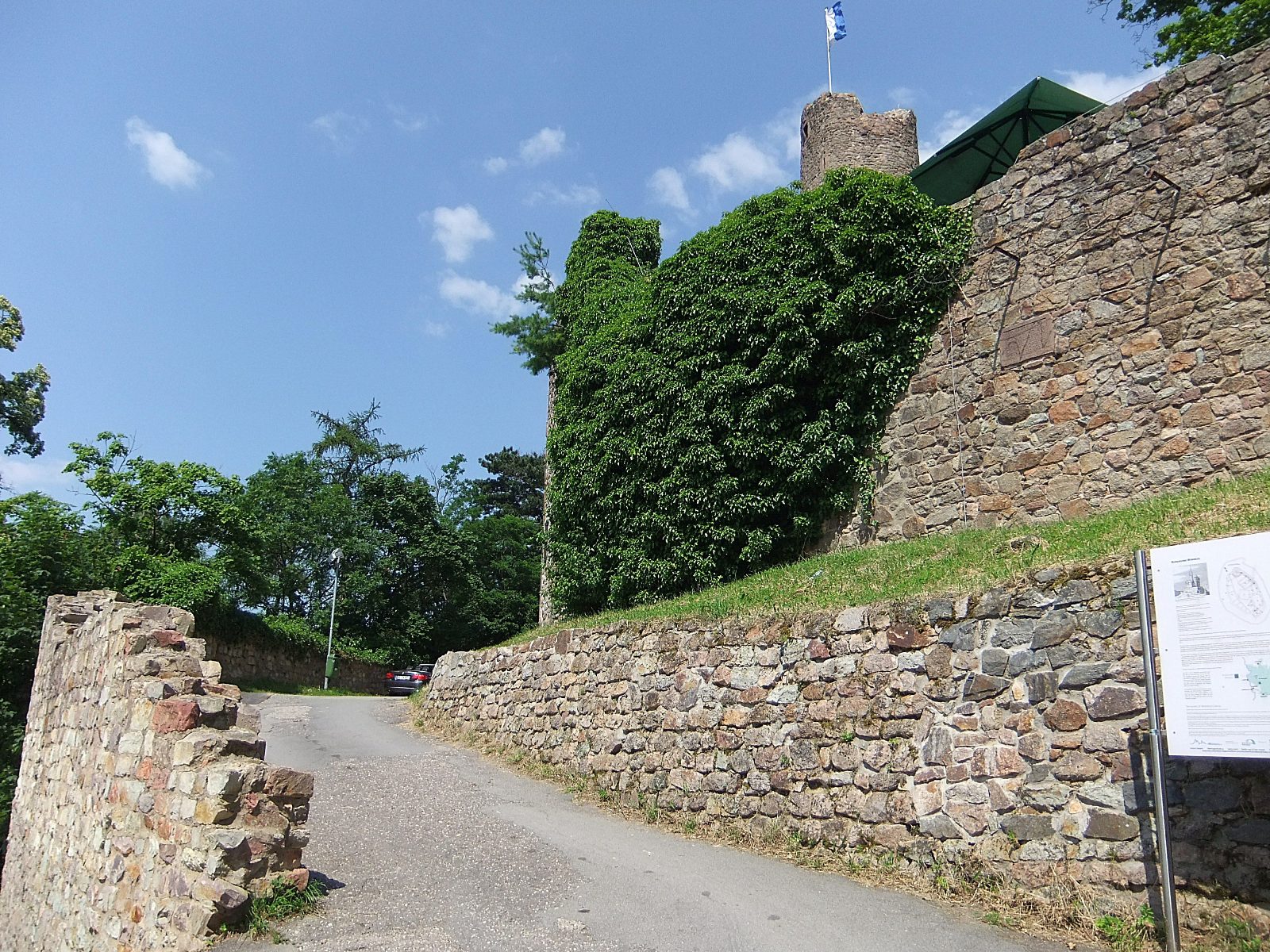 Mantelmauer und Bergfried