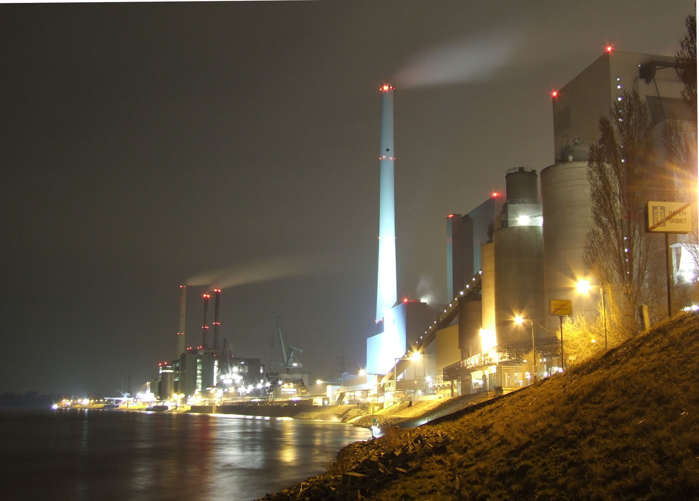 Großkraftwerk Mannheim bei Nacht, aufgenommen vor dem Neubau von Block 9 an der Zufahrtsrampe zur Fähre Altrip