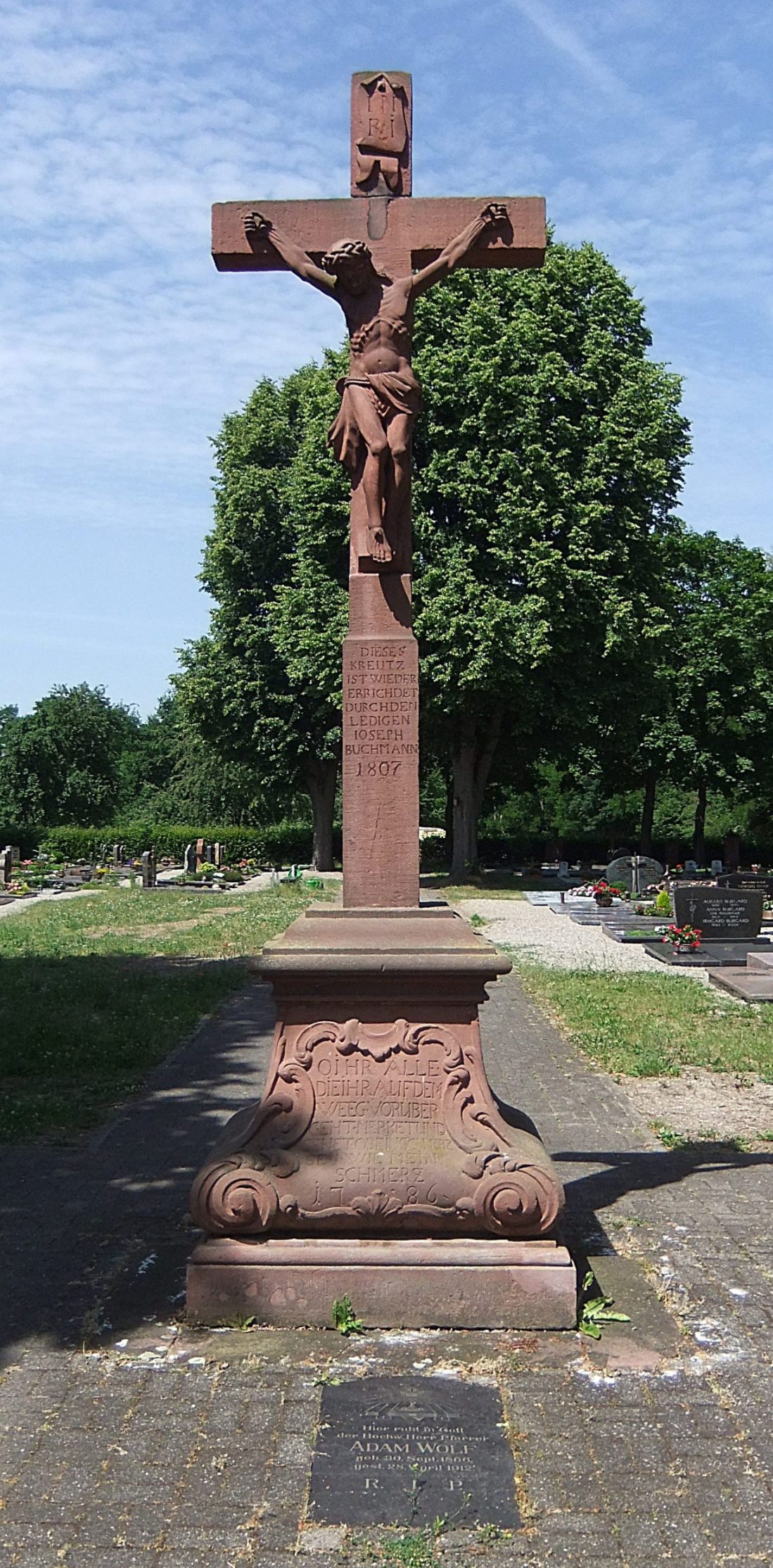 Datei:Friedhofkreuz Hördt 01.JPG