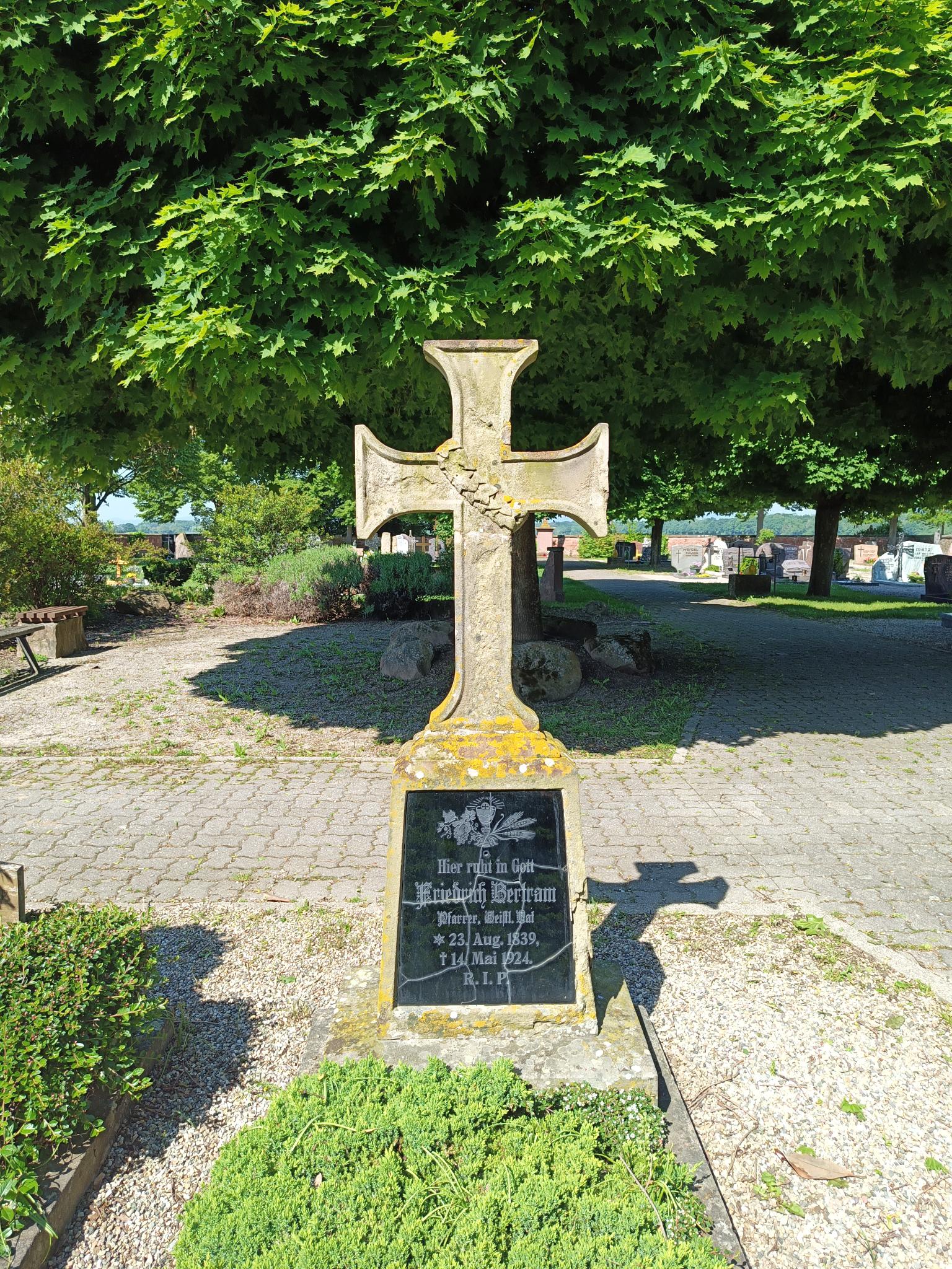 Grab von Pfarrer Friedrich Bertram (1839-1924)
