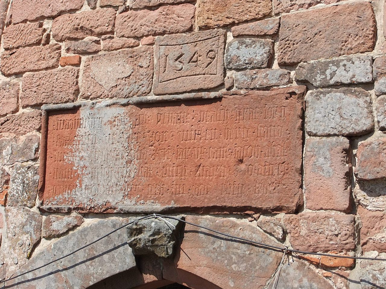 Inschrift über dem Haupteingang