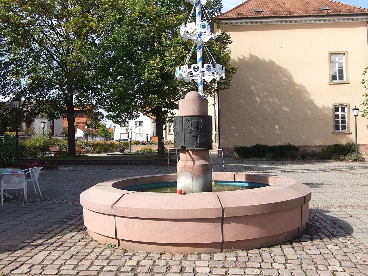 Datei:Dorfbrunnen Reilingen 01.JPG