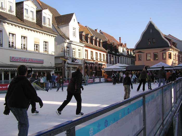 Eislaufbahn in der Maximilianstraße in Speyer