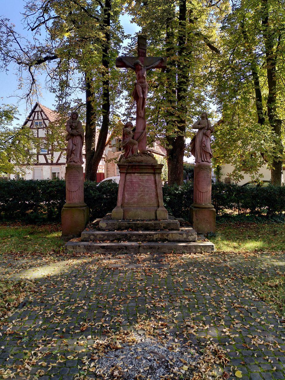 Datei:Kreuzigungsgruppe Römerplatz Knittelsheim 1.jpg