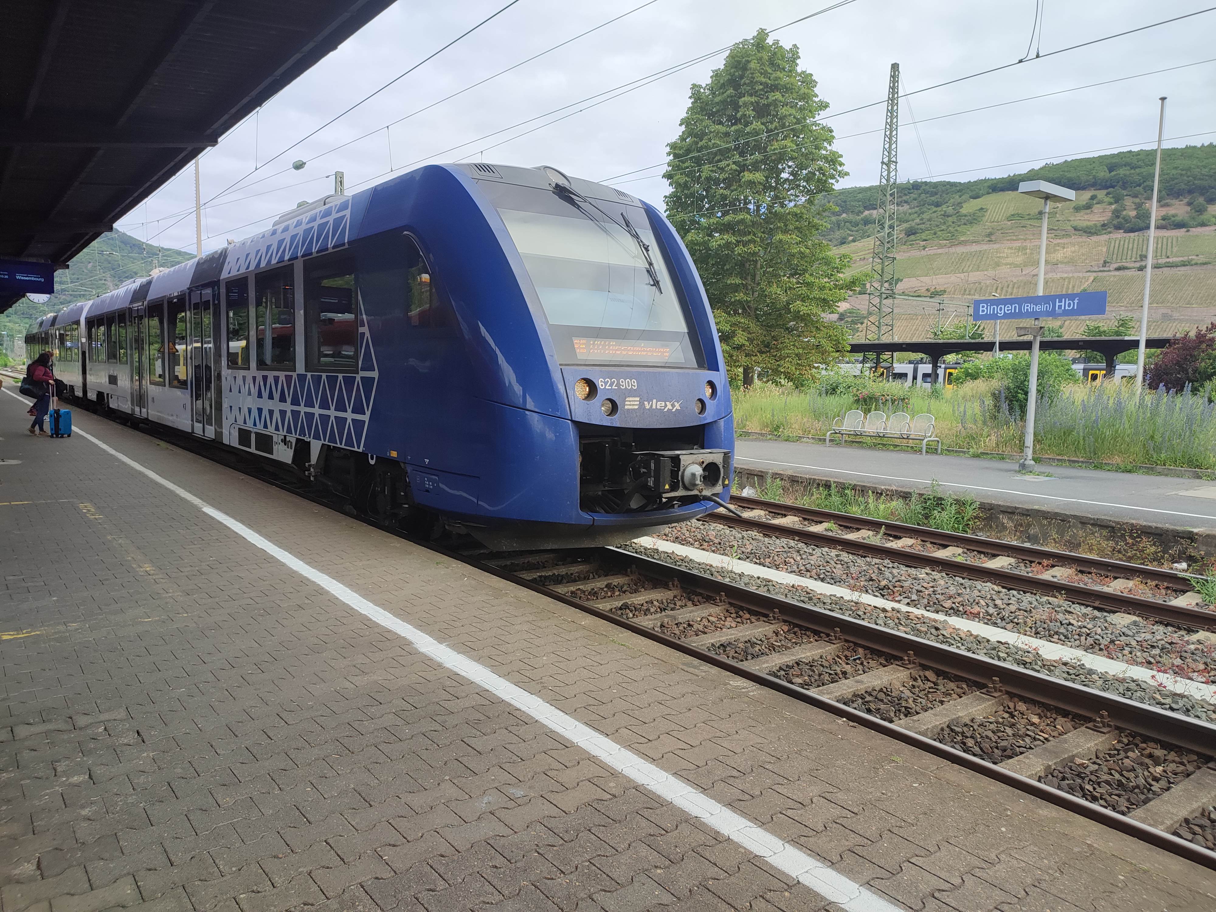 Datei:Vlexx Weinstraßen-Express in Bingen (Rhein) Hbf.jpg