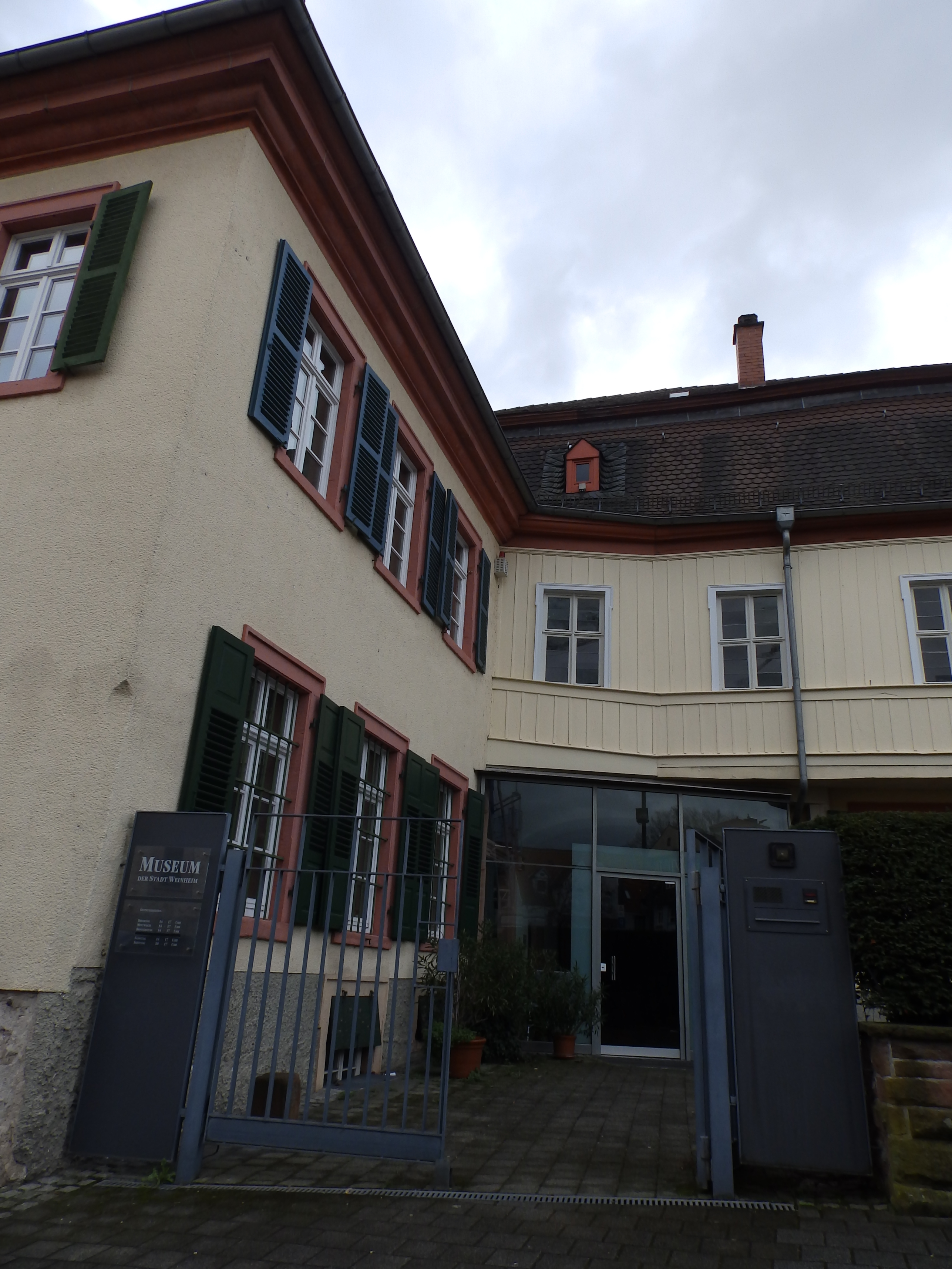 Datei:Weinheim Museum Eingang.JPG