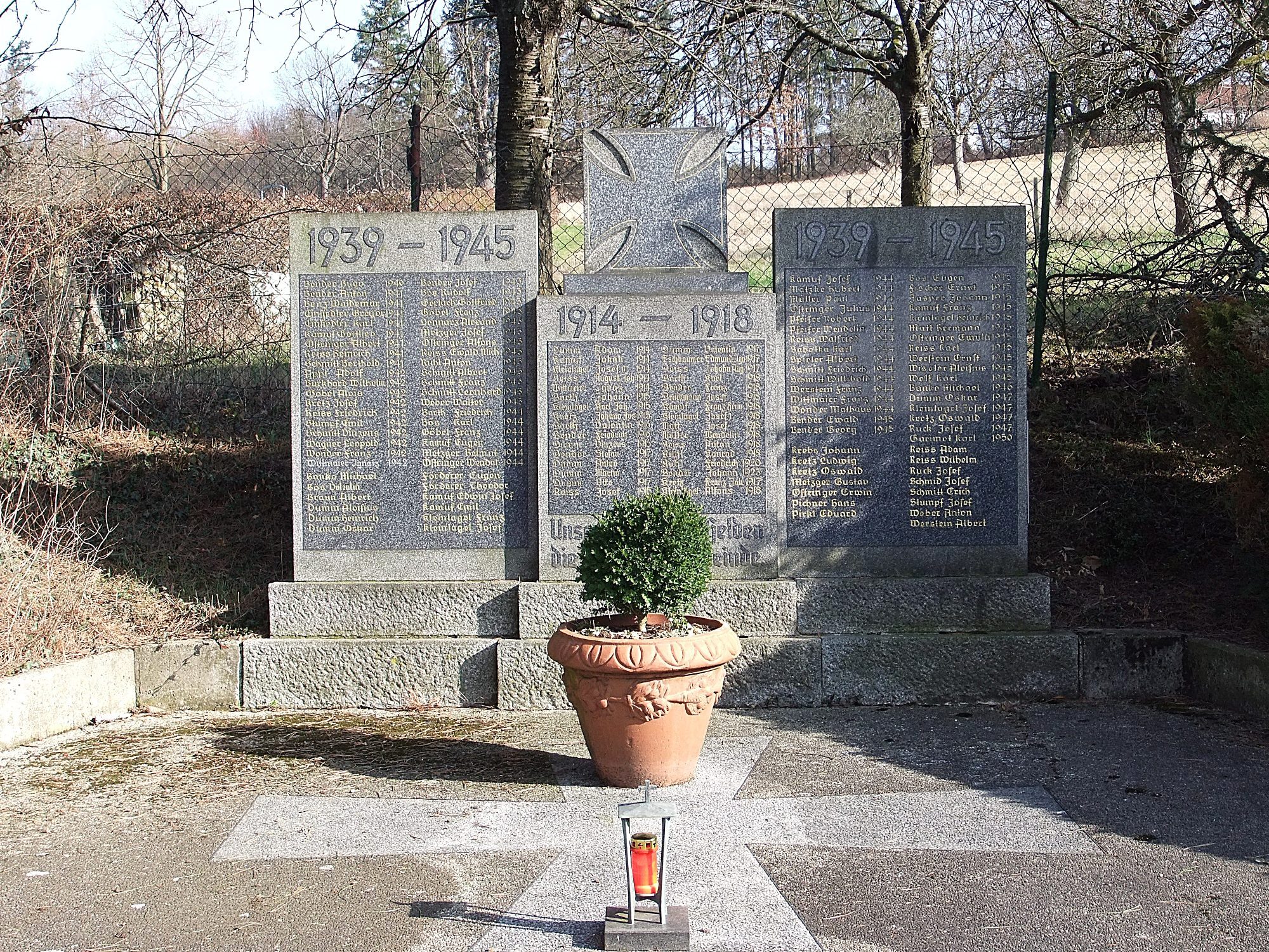 Eiserne Kreuz auf dem Gefallenendenkmal auf dem Friedhof in Rettigheim.