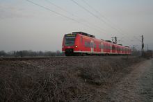 Eine Regionalbahn auf der Main Neckar Bahn bei Weinheim