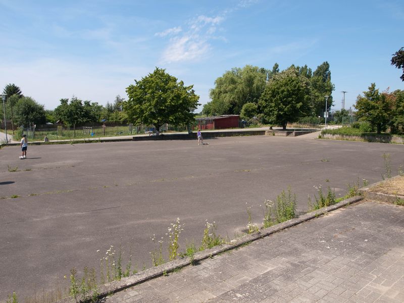 Datei:Rollschuhbahn und Schlittschuhbahn Schwetzingen-3.jpg