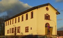 Gebäude am Bahnhof in Winden