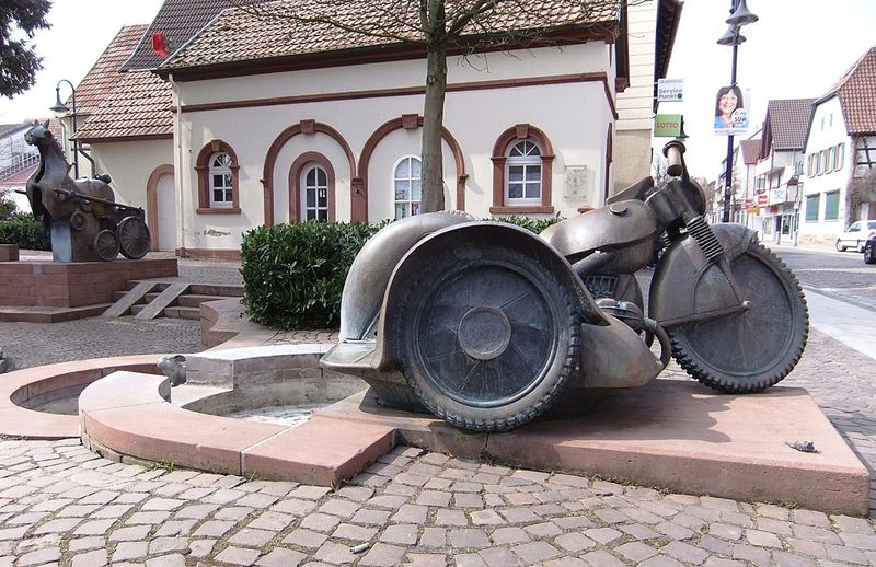Datei:Dorfbrunnen Herxheim Landau 02.JPG