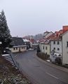 In Richtung Ortsausgang von der katholischen Kirche aus gesehen