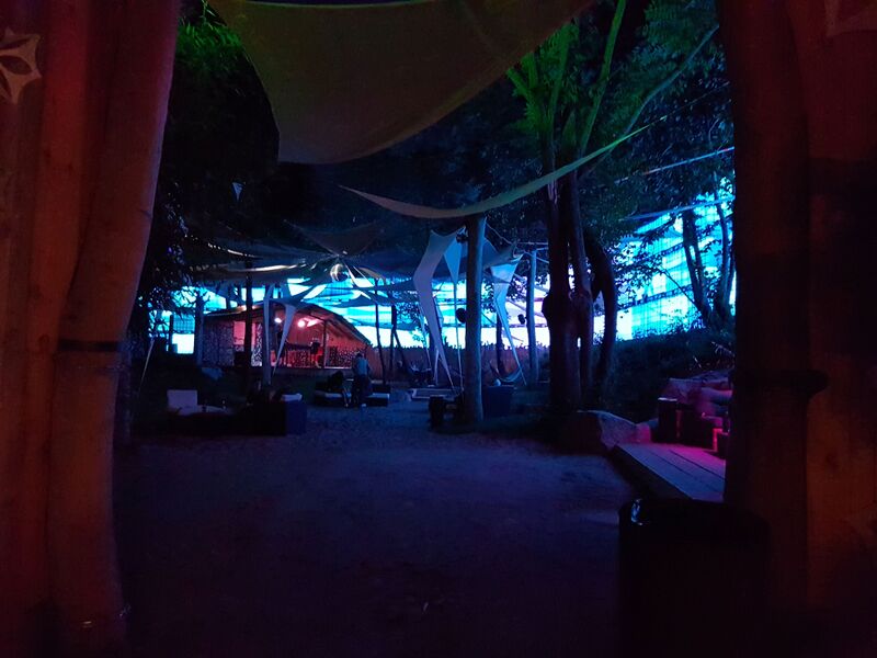 Datei:Neustadt Winzinger Straße 10 Suite Garden DJ-Buehne.jpg