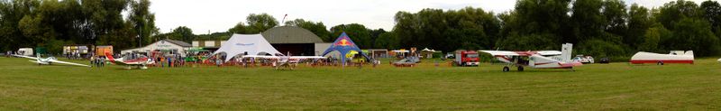 Datei:FSG Letzenberg-Malsch Flugplatzfest 2011 Pano2 dscf1258-dscf1274 3908x600 LQ.jpg
