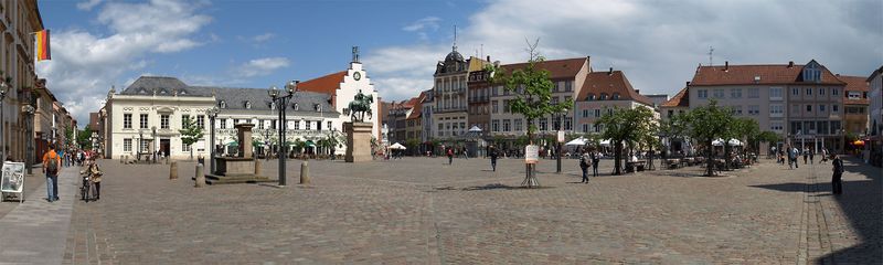 Datei:Landau-Rathausplatz-02.jpg