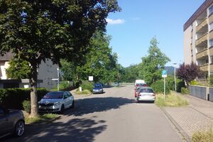 Ein-/Ausgang der Straße auf die Mannheimer Straße. Es kreuzt ein Radweg.