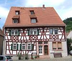 Heppenheim: Haus Kirchengasse 6-8, erbaut um 1680. Es war das älteste bekannte Schulhaus im Ort. Im Untergeschoss finden sich Mauerreste des ehemaligen Kirchenzwingers.