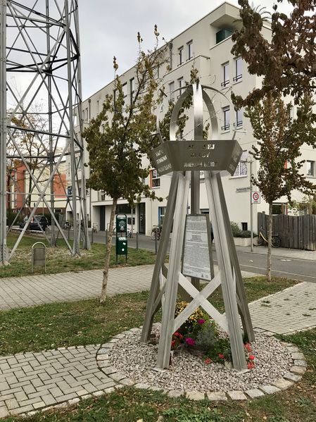 Datei:Denkmal fuer die getoeteten Zwangsarbeiter Fuchs1.jpg