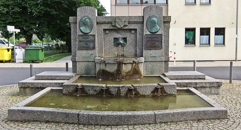 Datei:Brunnen Bahnhof Schwetzingen 1.JPG