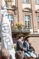 Symbolische Figur des Winters vorm Rathaus auf dem Marktplatz