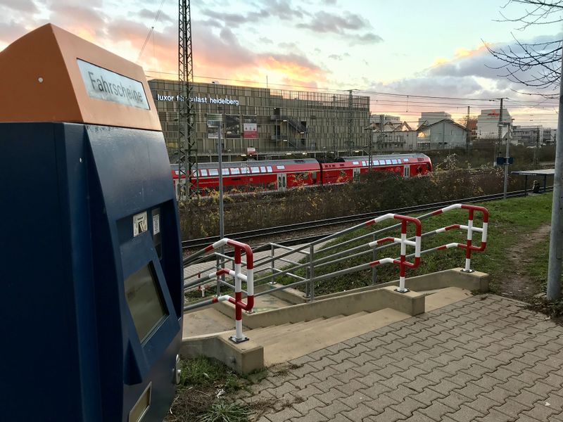 Datei:Geneisenaustraße Sued und Luxor Filmpalast.jpg