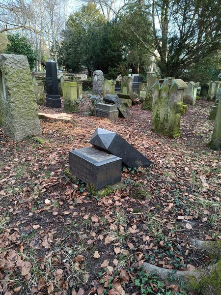 Datei:Jüdischer Friedhof Landau 6.jpeg