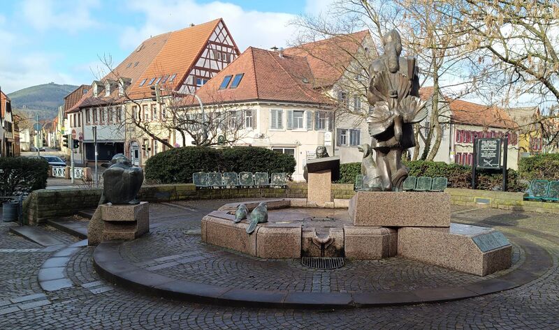 Datei:Lederstrumpfbrunnen Edenkoben 1.jpeg