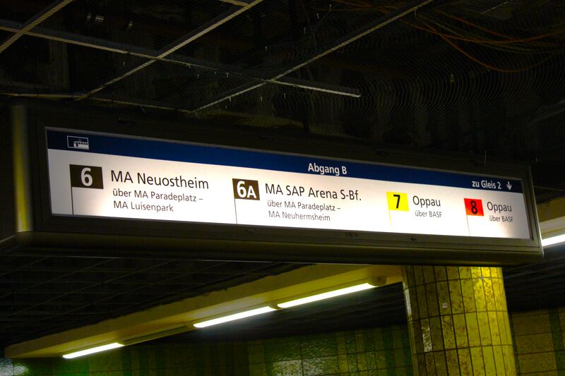 Datei:Die Linien an der Haltestelle LU Rathaus (Stand Januar 2025).jpg