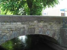 Hanhofen: Bogenbrücke über den Woogbach in der Raiffeisenstraße.