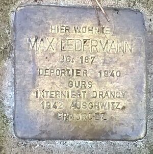 verschmutzter Stolperstein in der Emil-Henk-Straße 11