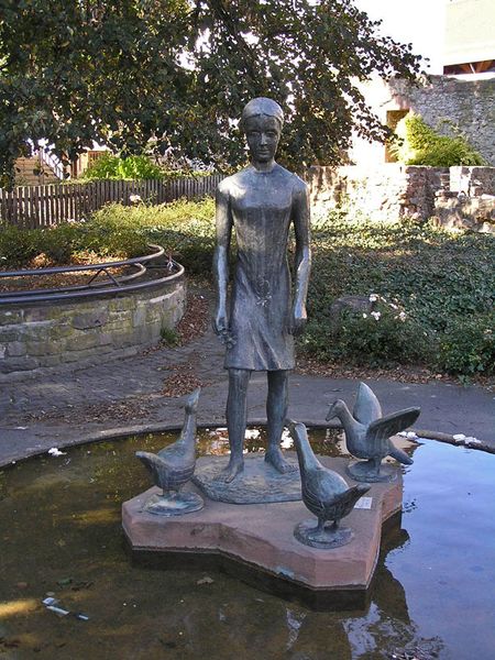 Datei:Wiesloch-Gaenselieselbrunnen-HWaldherrPlastik-01.jpg