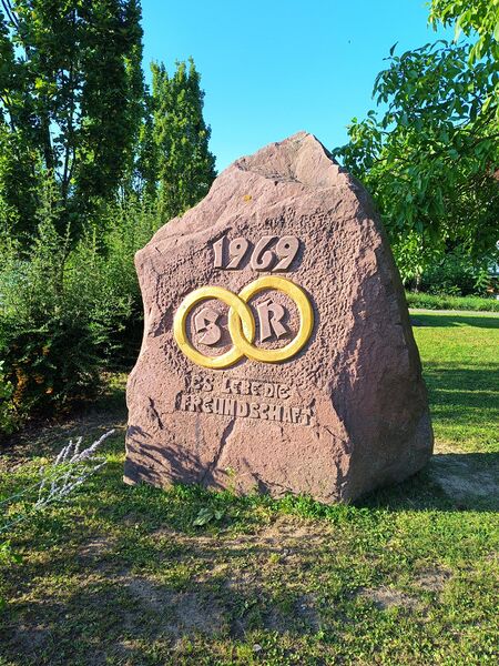 Datei:Freundschaftsstein Schweigen-Rechtenbach.jpeg