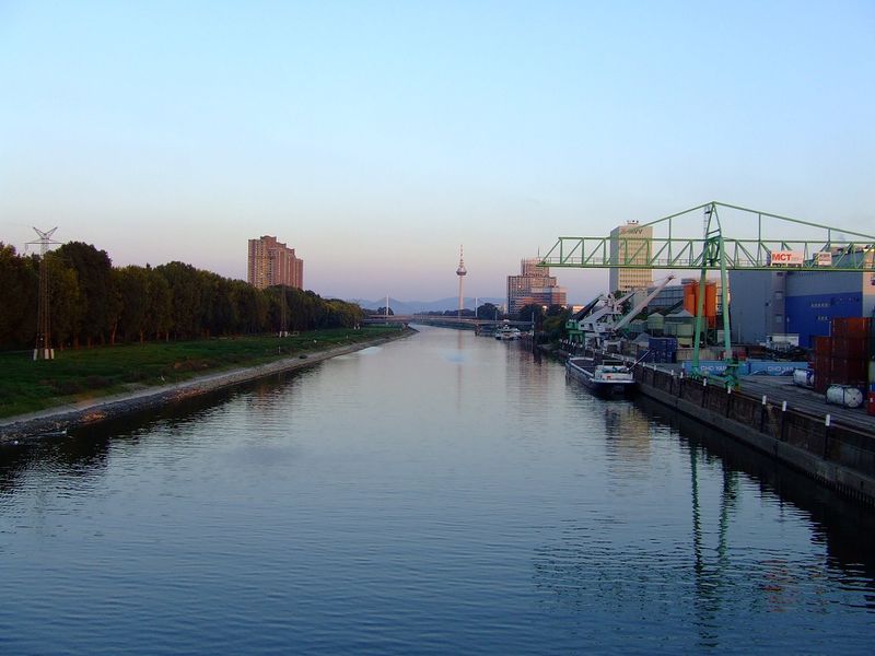 Datei:Mannheim von Jungbuschbruecke Richtung Kurpfalzbruecke und Fernmeldeturm.jpg