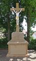 Kreuz neben der Kirche