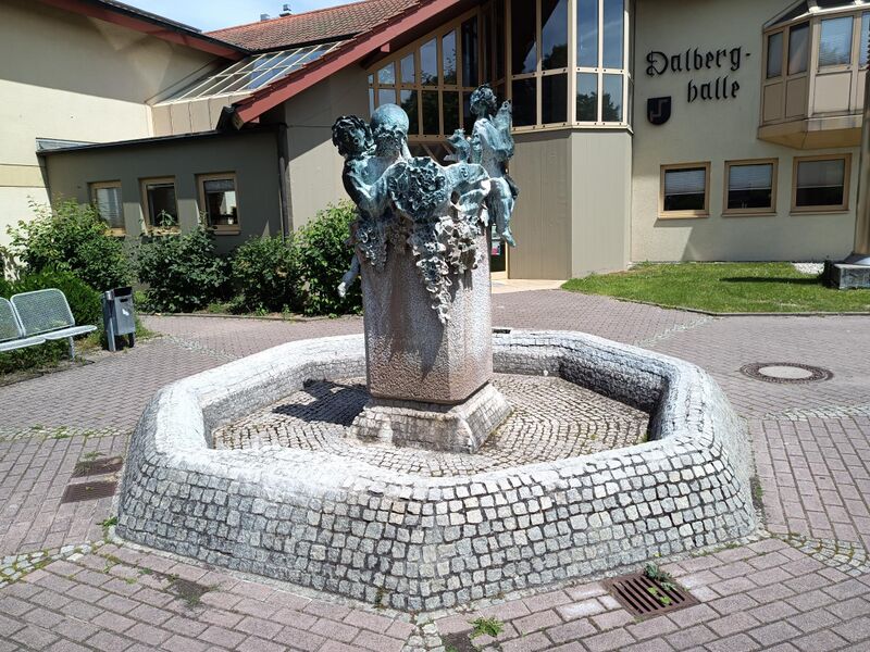 Datei:Brunnen Dalberghalle Essingen 1.jpeg