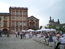 Das Bild zeigt die Schlosskirche mit Jesuitenkirche im Hintergrund,