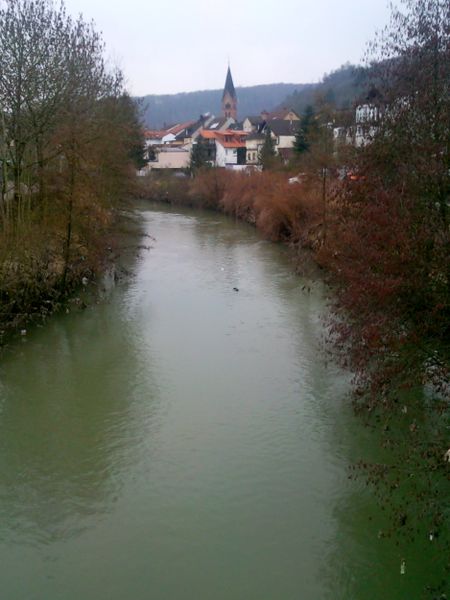 Datei:Blick auf die Elsenz von einer Bammentaler Fußgängerbrücke.jpg