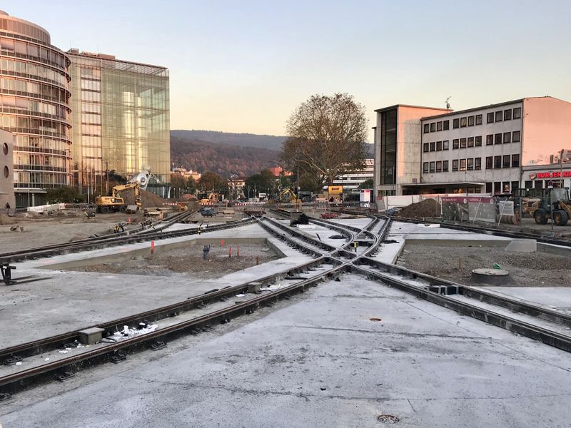 Datei:Gleise und Weichen an der Strassenbahnhaltestelle HD HBF.jpg
