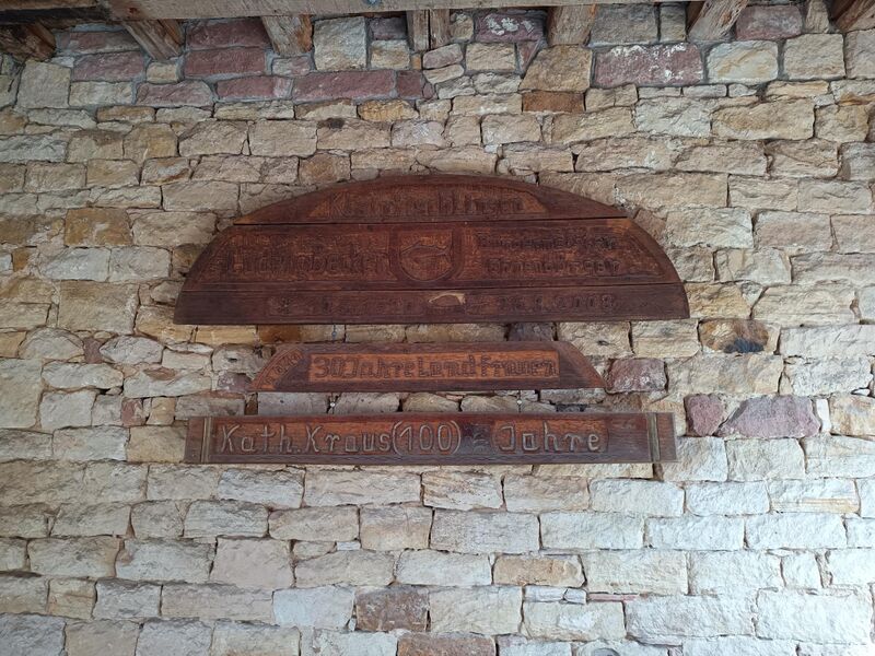 Datei:Gedenktafeln Kleinfischlingen.jpeg