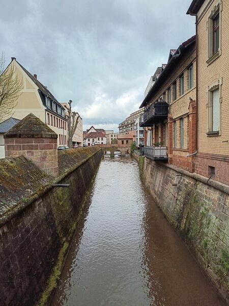 Datei:Landau Queich Schleusenstraße.jpeg