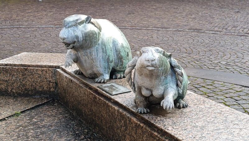 Datei:Lederstrumpfbrunnen Edenkoben 10.jpeg