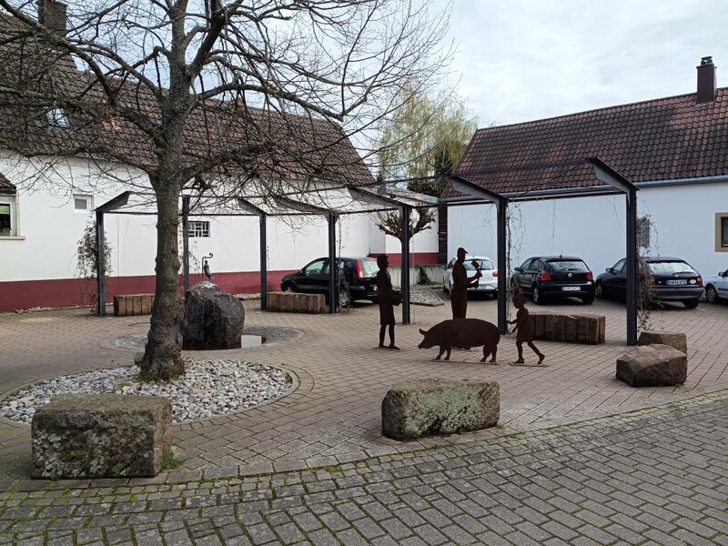 Datei:Worschdezibbelbrunnen Venningen.jpeg