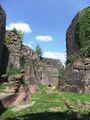 Zwischen Außenmauer und dahinter liegender Mauer