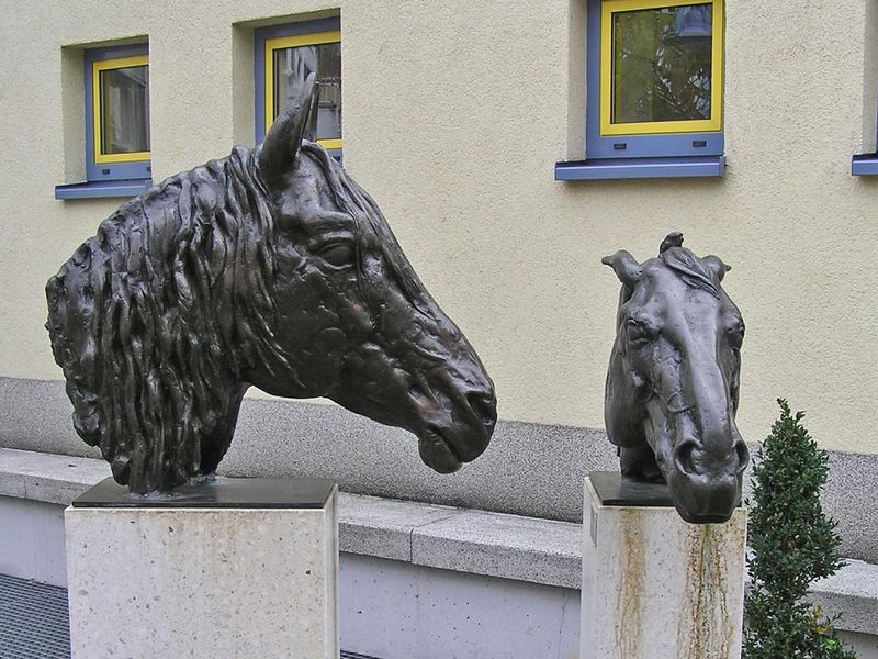 Datei:Wiesloch-Pferdekopf-KFronPlastik-01.jpg
