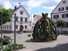 Hagenbach, Brunnen vor dem Rathaus